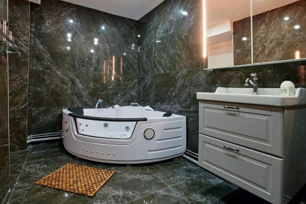 Versailles Jacuzzi - Sauna - Rdc 2 Exterior foto
